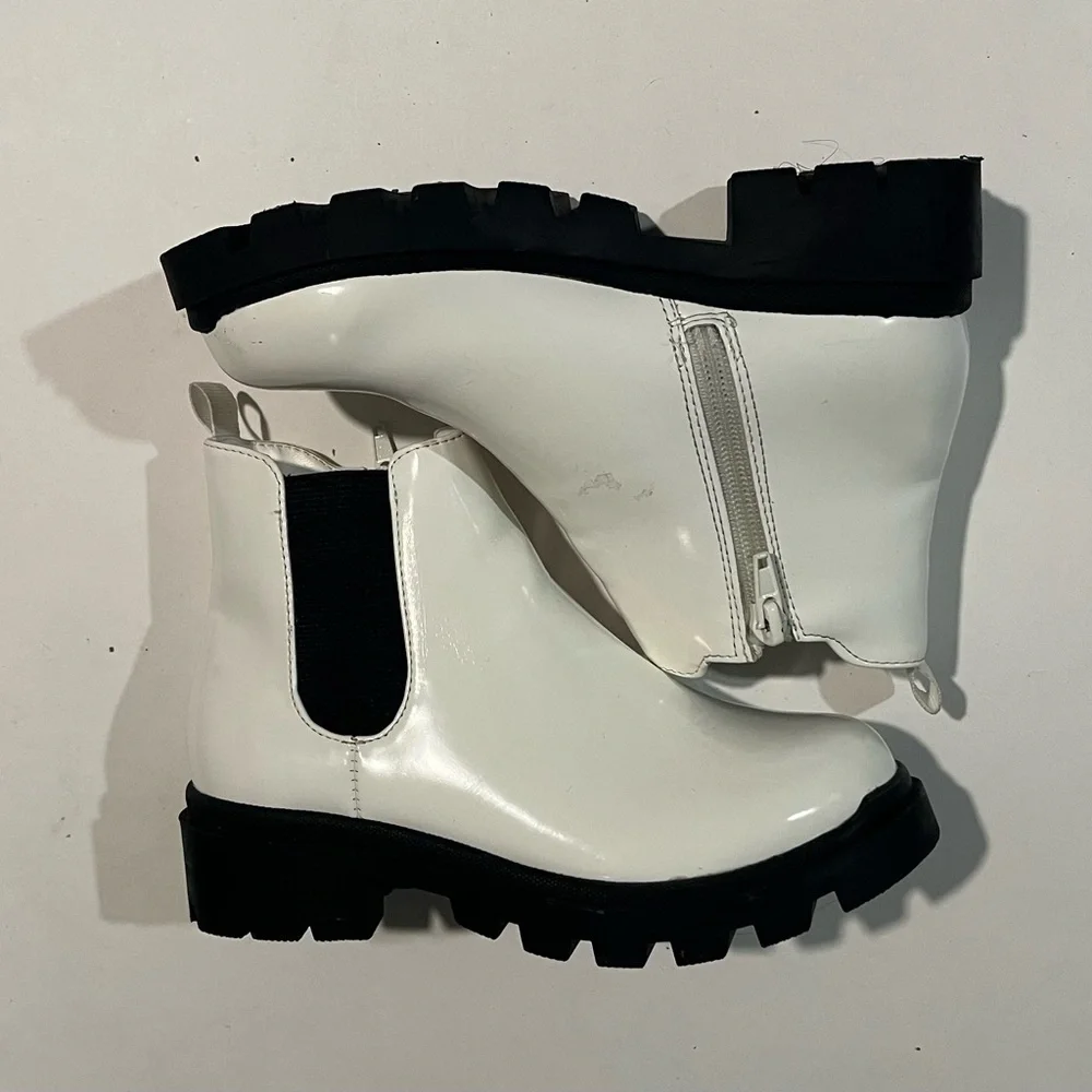 Steve Madden White and Black Sandals